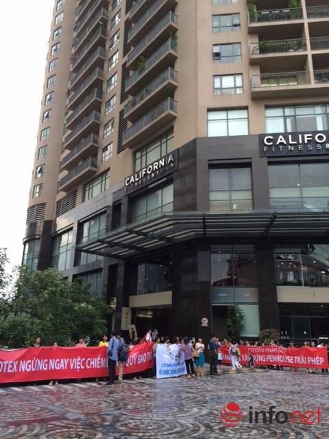Chung cư cao cấp Skycity: Cư dân căng băng rôn phản đối chủ đầu tư
