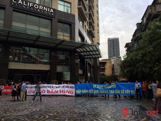 Chung cư cao cấp Skycity: Cư dân căng băng rôn phản đối chủ đầu tư