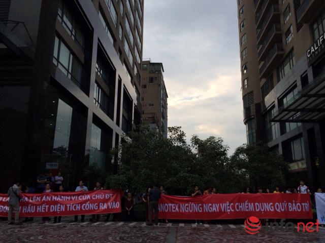 Chung cư cao cấp Skycity: Cư dân căng băng rôn phản đối chủ đầu tư