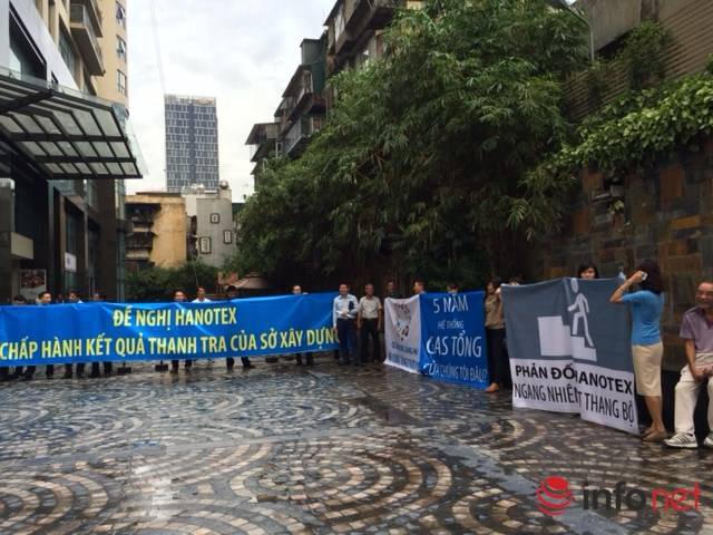 Chung cư cao cấp Skycity: Cư dân căng băng rôn phản đối chủ đầu tư