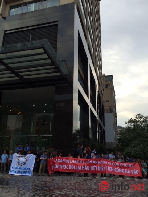 Chung cư cao cấp Skycity: Cư dân căng băng rôn phản đối chủ đầu tư