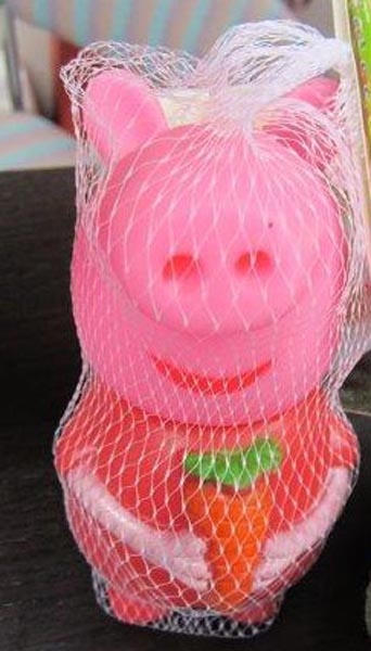 Đồ chơi hình thú bằng nhựa kém chất lượng, gây vô sinh