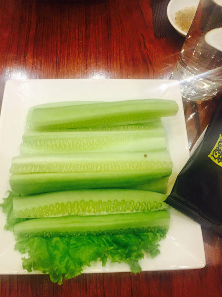 Sốc: Bữa ăn có “dưa chuột chẻ VIP” hết gần 26 triệu đồng