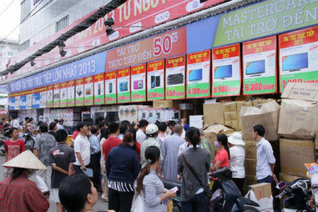 Đổ xô đi mua hàng hiệu giảm giá ngày "Black Friday"