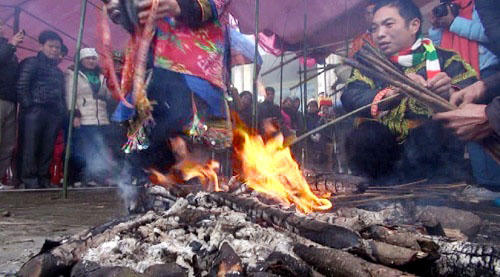 Lễ nhảy lửa xua đuổi tà ma của người Dao vùng Mẫu Sơn