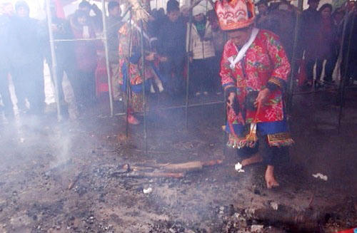 Lễ nhảy lửa xua đuổi tà ma của người Dao vùng Mẫu Sơn