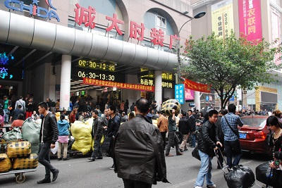 Đường dây buôn lậu vùng biên: Hàng chợ Trung Quốc “đeo” mác D&G, Gucci