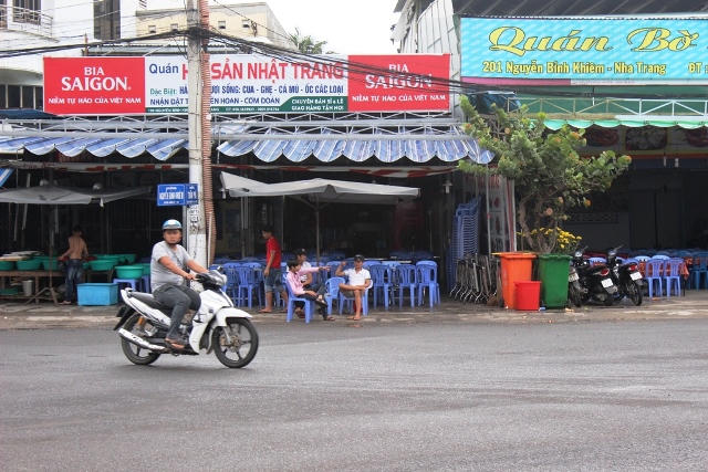 Cho thôi việc nhân viên hắt đồ ăn vào người khách