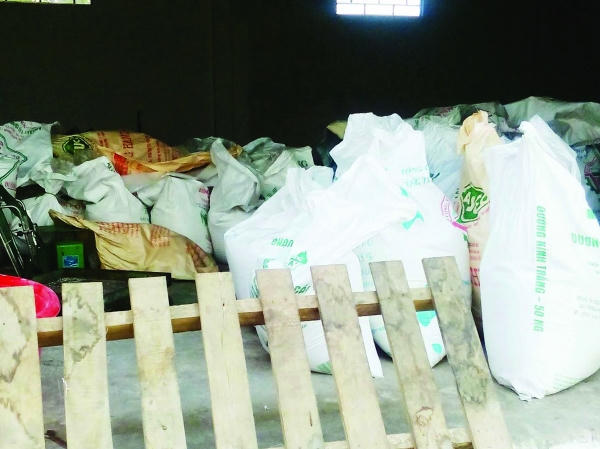 Kinh hoàng... đường phèn nhuộm màu!