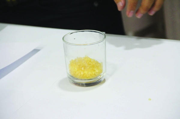 Kinh hoàng... đường phèn nhuộm màu!