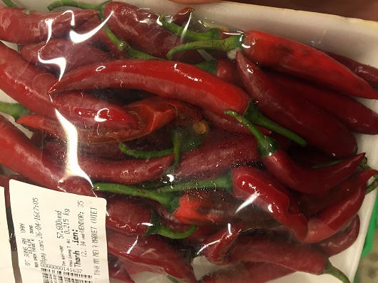 Siêu thị Metro Hà Nội bày bán hoa quả mốc, ôi thiu