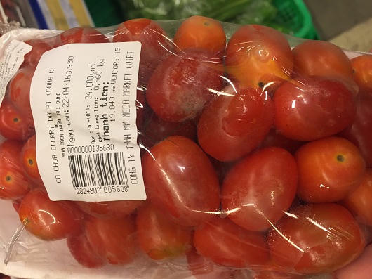 Siêu thị Metro Hà Nội bày bán hoa quả mốc, ôi thiu