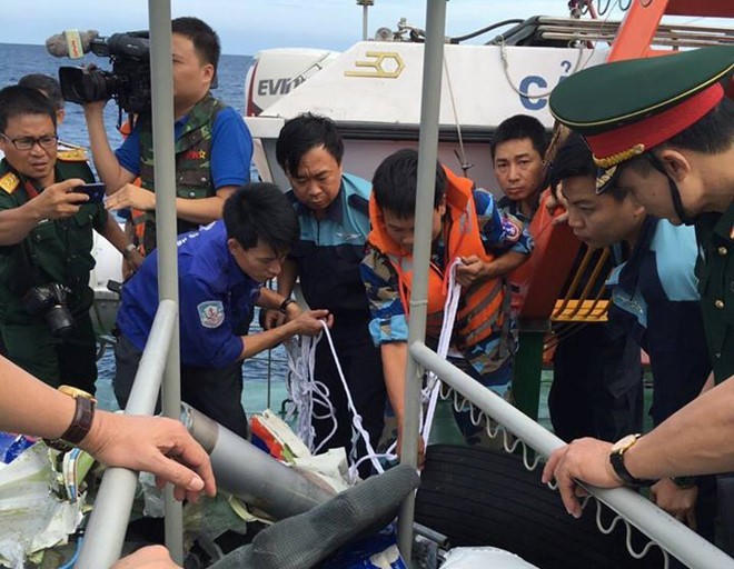 Mở rộng phạm vi tìm kiếm, huy động đặc công nước tìm CASA và SU-30