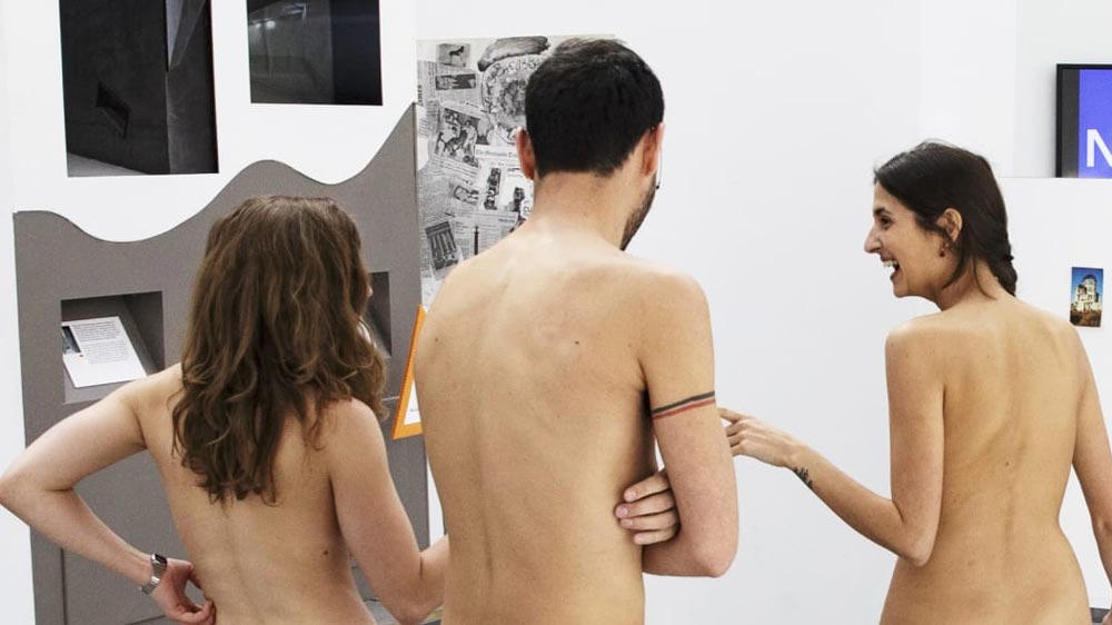 160 người “không một mảnh che thân” lần đầu tiên tham quan Bảo tàng ở Pháp