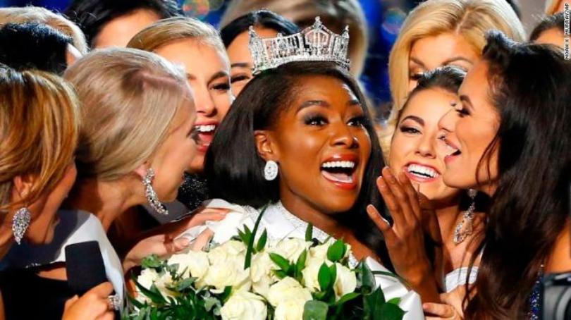 Thí sinh da màu đăng quang Hoa hậu Mỹ không cần thi áo tắm