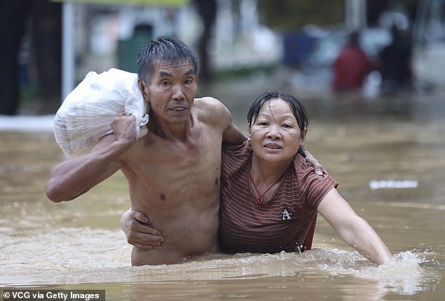 Sau siêu bão Mangkhut, người dân Trung Quốc đổ xô săn lùng 'kho báu'