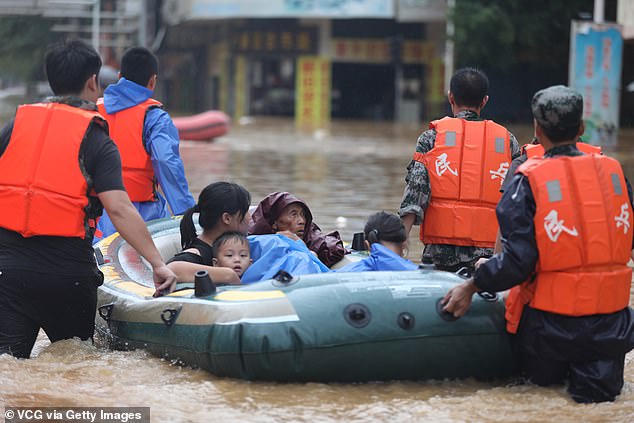 Sau siêu bão Mangkhut, người dân Trung Quốc đổ xô săn lùng 'kho báu'