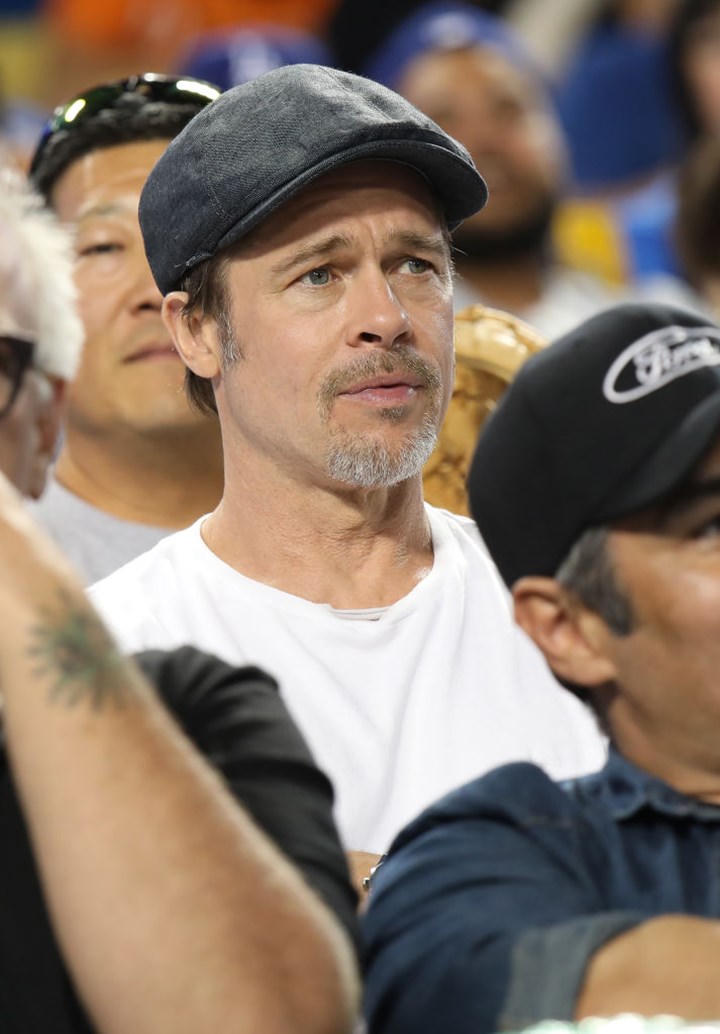 Bạn gái tin đồn của Brad Pitt đính hôn với doanh nhân tỷ phú