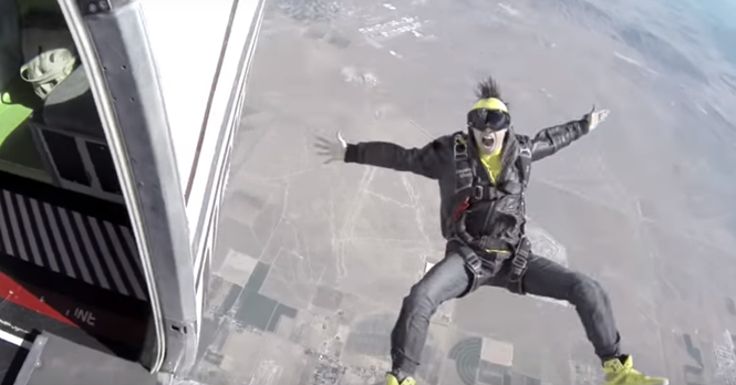 Tuột tay khỏi máy bay, 'sao' nhạc Rap thiệt mạng