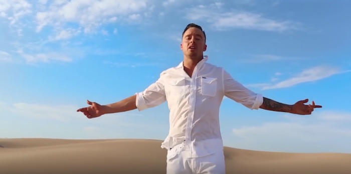 Tuột tay khỏi máy bay, 'sao' nhạc Rap thiệt mạng