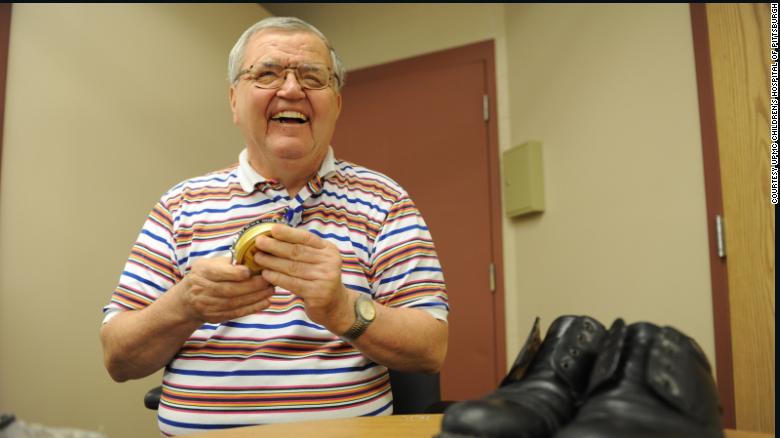 Ông lão dành 30 năm đánh giày để kiếm tiền giúp đỡ bệnh nhi