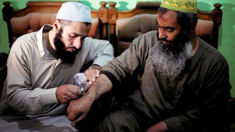 Kỳ lạ người đàn ông Ai Cập dùng nọc độc ong trị bệnh