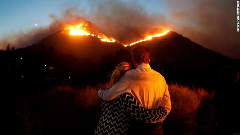 Hình ảnh tang thương sau vụ cháy rừng ở Califonia