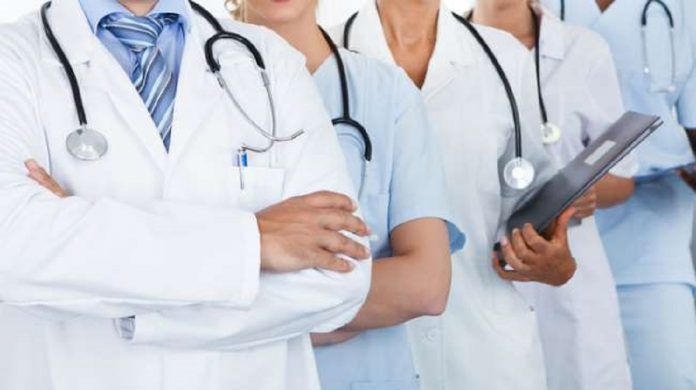 Nữ bác sĩ dùng bằng giả hơn 22 năm, 3.000 bác sĩ khác bị điều tra