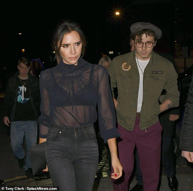 Victoria Beckham 'gây choáng' khi diện áo xuyên thấu