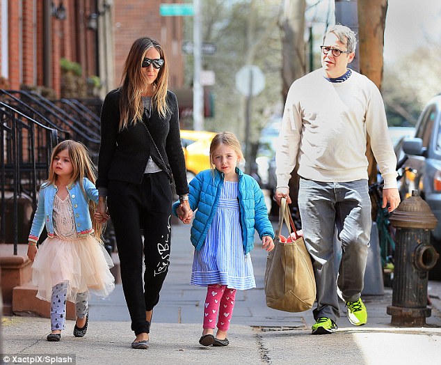 Nhiều sao Hollywood có con khi thuê người mang thai hộ