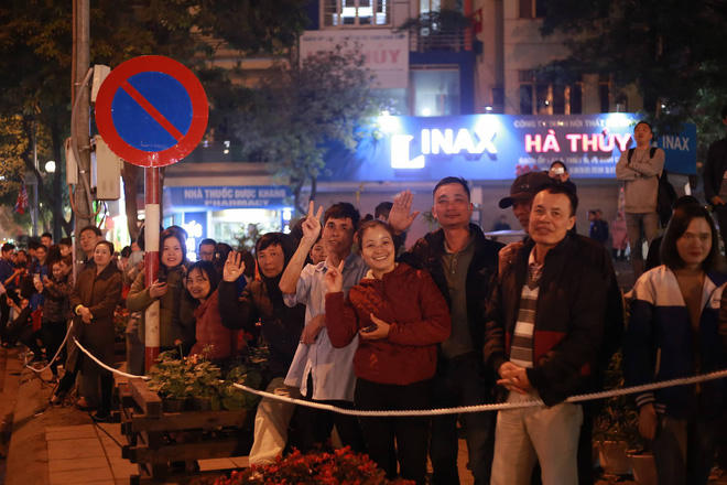 Trong thời tiết lạnh giá, người dân Hà Nội nhiệt tình chào đón Tổng thống Mỹ Donald Trump