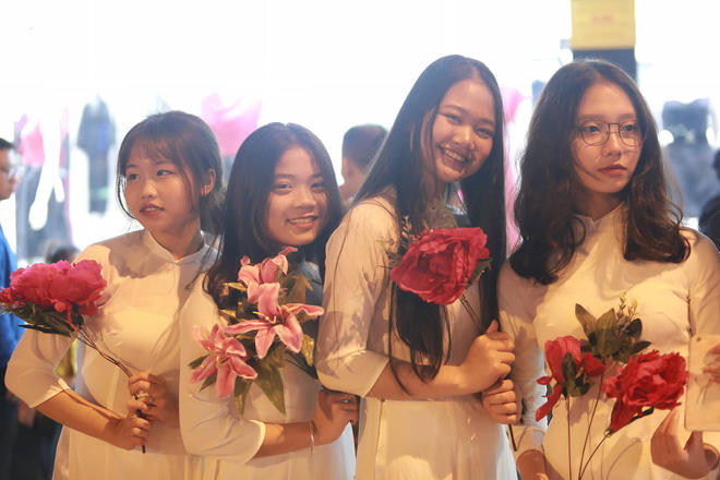 Trong thời tiết lạnh giá, người dân Hà Nội nhiệt tình chào đón Tổng thống Mỹ Donald Trump