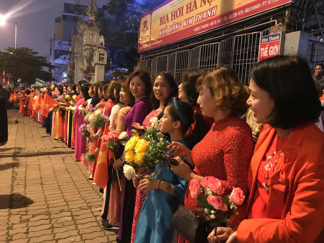 Trong thời tiết lạnh giá, người dân Hà Nội nhiệt tình chào đón Tổng thống Mỹ Donald Trump