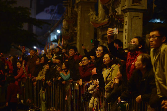 Trong thời tiết lạnh giá, người dân Hà Nội nhiệt tình chào đón Tổng thống Mỹ Donald Trump