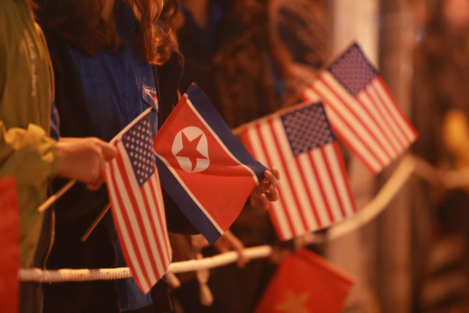 Trong thời tiết lạnh giá, người dân Hà Nội nhiệt tình chào đón Tổng thống Mỹ Donald Trump