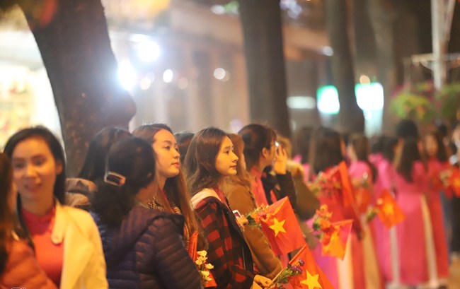 Trong thời tiết lạnh giá, người dân Hà Nội nhiệt tình chào đón Tổng thống Mỹ Donald Trump