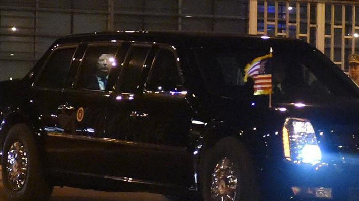 Trong thời tiết lạnh giá, người dân Hà Nội nhiệt tình chào đón Tổng thống Mỹ Donald Trump