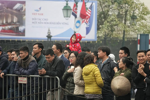 Người dân Hà Nội “háo hức” chào đón Chủ tịch Kim Jong un 