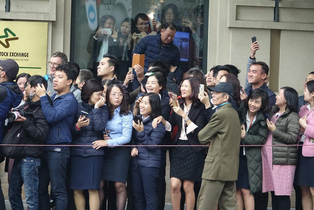 Người dân Hà Nội “háo hức” chào đón Chủ tịch Kim Jong un 