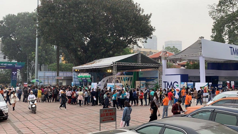 Xếp hàng đông nghẹt “săn” vé máy bay và combo du lịch trọn gói của Bamboo Airways