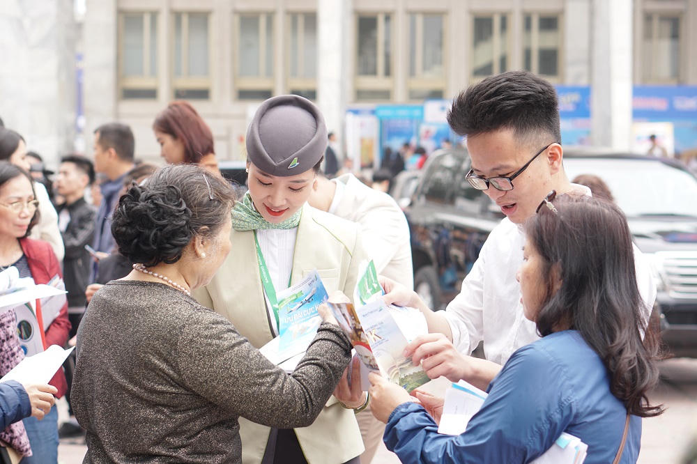 Xếp hàng đông nghẹt “săn” vé máy bay và combo du lịch trọn gói của Bamboo Airways