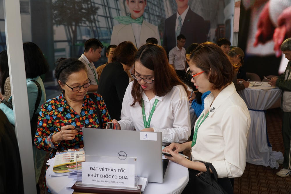 Xếp hàng đông nghẹt “săn” vé máy bay và combo du lịch trọn gói của Bamboo Airways