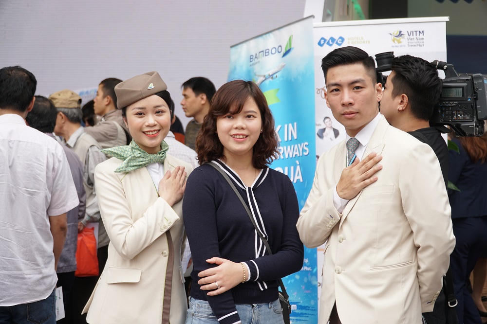 Xếp hàng đông nghẹt “săn” vé máy bay và combo du lịch trọn gói của Bamboo Airways