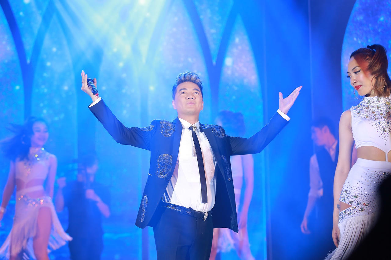 Đàm Vĩnh Hưng và Quốc Thiên song ca độc đáo 'gây bão' sân khấu FLC Sầm Sơn