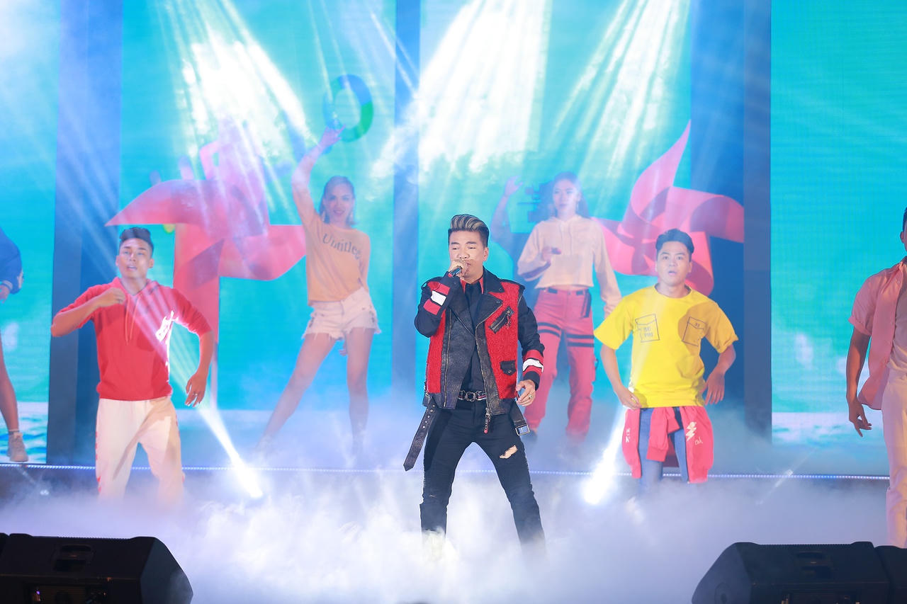 Đàm Vĩnh Hưng và Quốc Thiên song ca độc đáo 'gây bão' sân khấu FLC Sầm Sơn