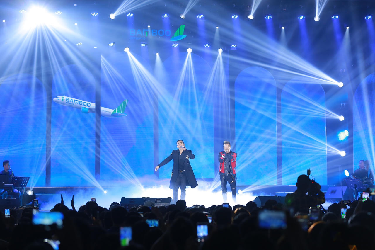 Đàm Vĩnh Hưng và Quốc Thiên song ca độc đáo 'gây bão' sân khấu FLC Sầm Sơn