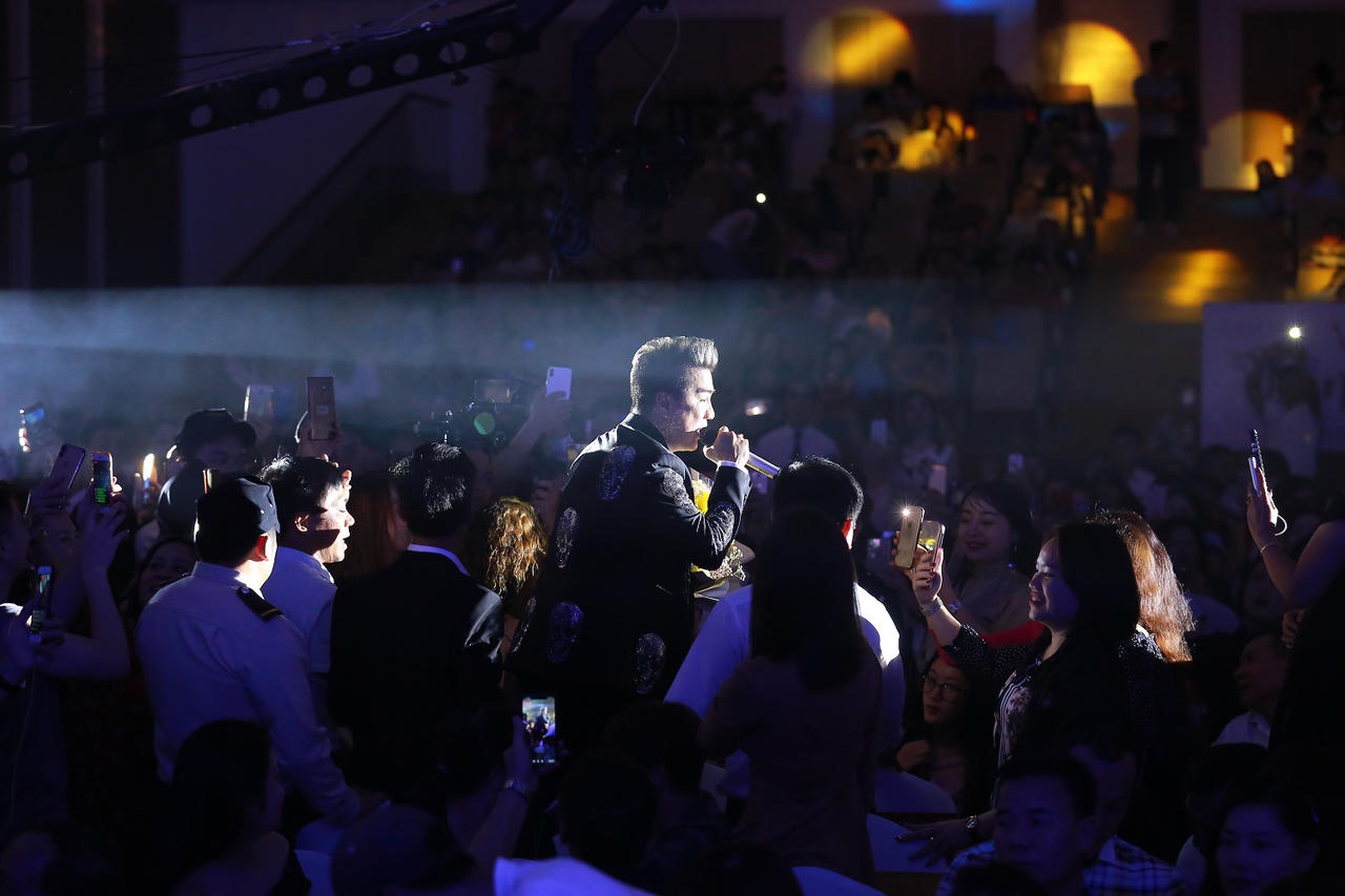 Đàm Vĩnh Hưng và Quốc Thiên song ca độc đáo 'gây bão' sân khấu FLC Sầm Sơn