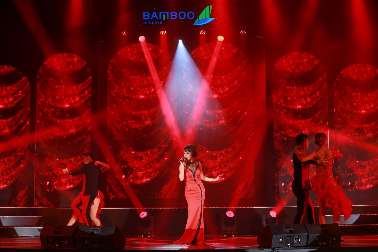 Đàm Vĩnh Hưng và Quốc Thiên song ca độc đáo 'gây bão' sân khấu FLC Sầm Sơn