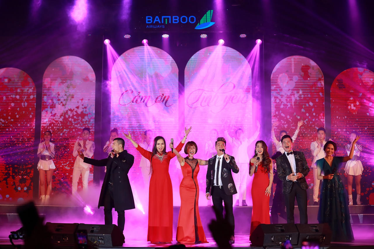 Đàm Vĩnh Hưng và Quốc Thiên song ca độc đáo 'gây bão' sân khấu FLC Sầm Sơn