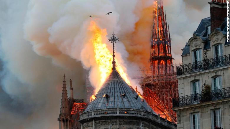 Tổng thống Pháp Emmanuel Macron khẳng định sẽ xây dựng lại Nhà thờ Đức Bà